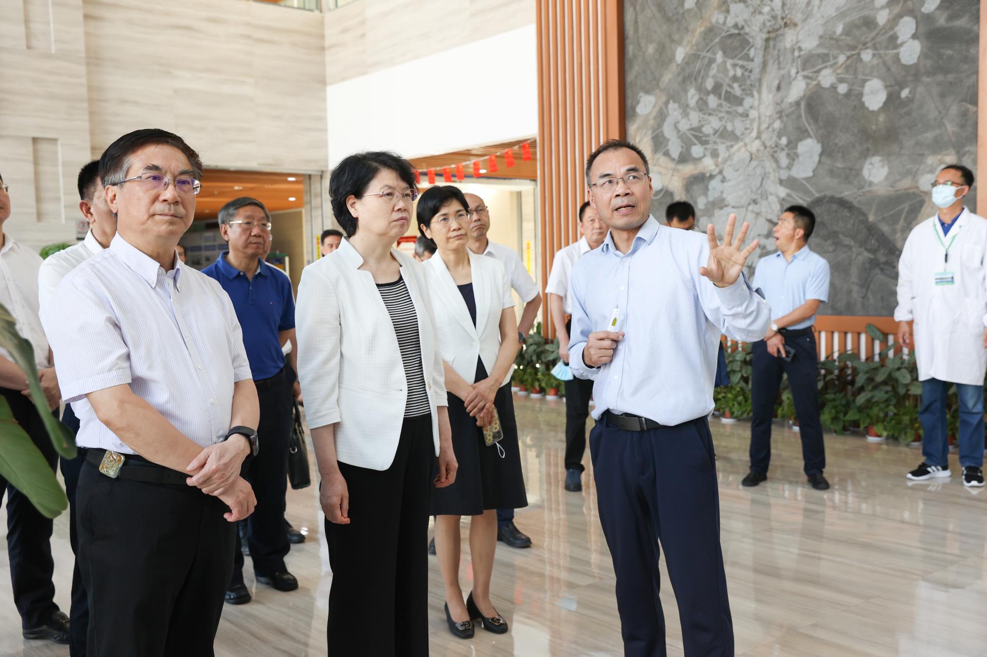 湖北省副省長(zhǎng)肖菊華來(lái)中國(guó)地質(zhì)大學(xué)(武漢)調(diào)研:瞄準(zhǔn)戰(zhàn)略需求優(yōu)化提升科研實(shí)力-地大熱能 湖北省副省長(zhǎng)肖菊華來(lái)中國(guó)地質(zhì)大學(xué)(武漢)調(diào)研:瞄準(zhǔn)戰(zhàn)略需求優(yōu)化提升科研實(shí)力-地大熱能